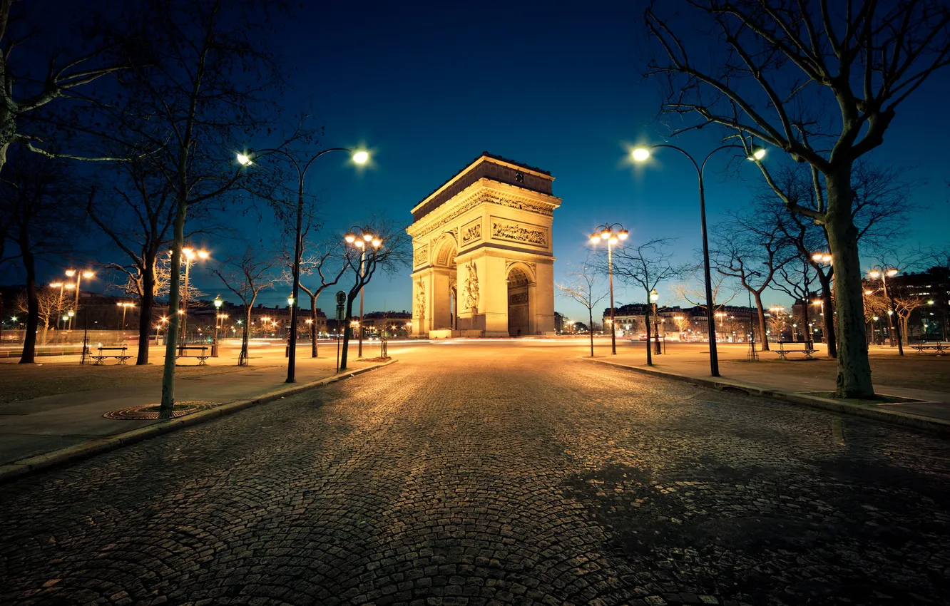 Фото обои дорога, деревья, ночь, город, Франция, Париж, брусчатка, освещение