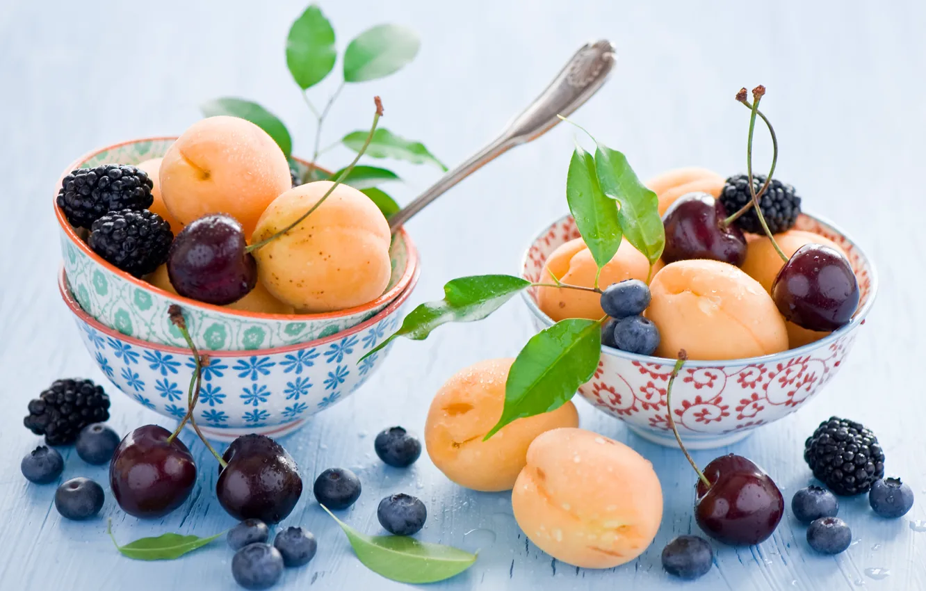 Фото обои листья, вишня, ягоды, черника, посуда, фрукты, натюрморт, ежевика