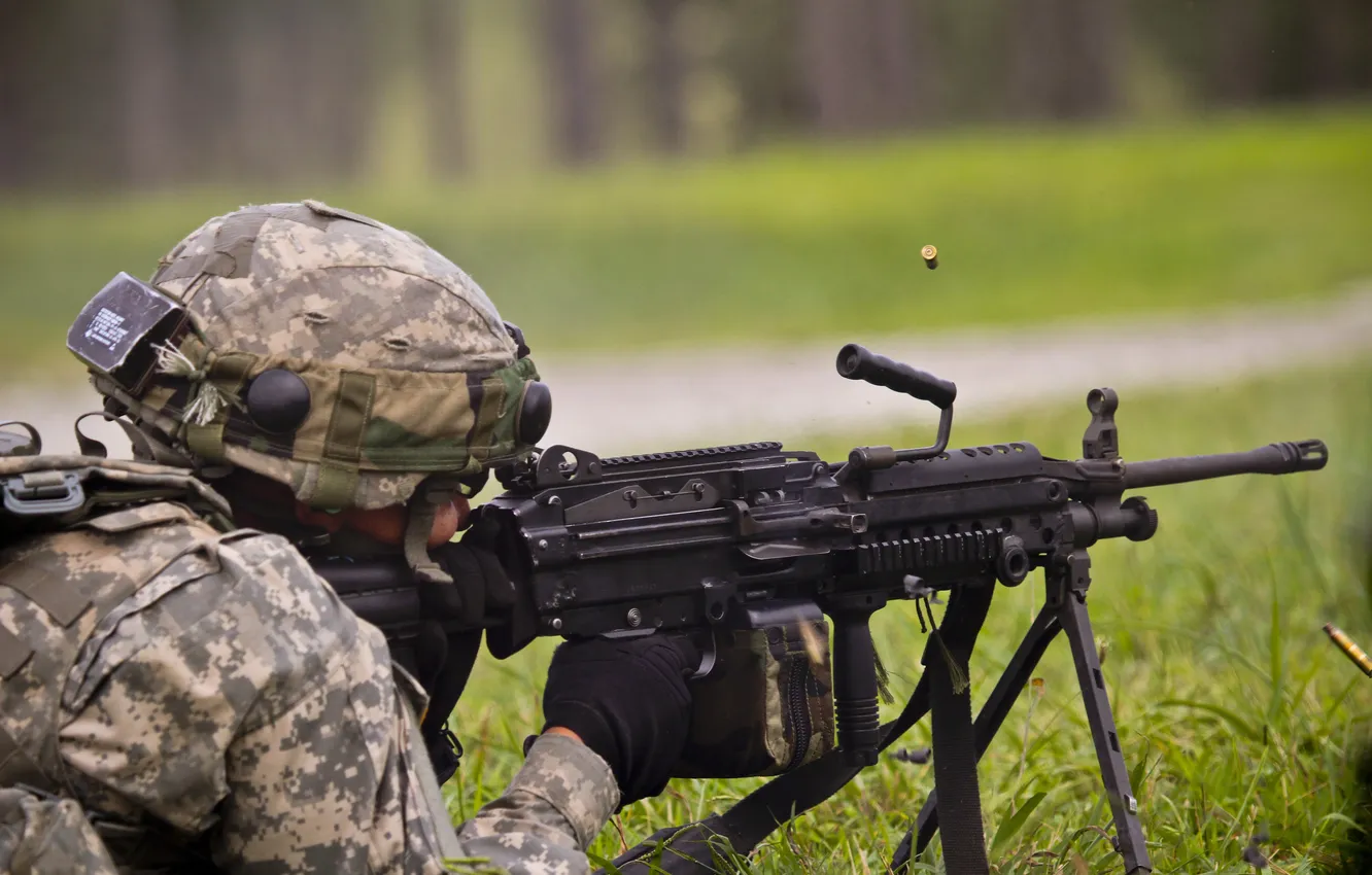 Фото обои солдат, полёт, экипировка, гильзы, пулемёт, ручной, M249, боевые стрельбы