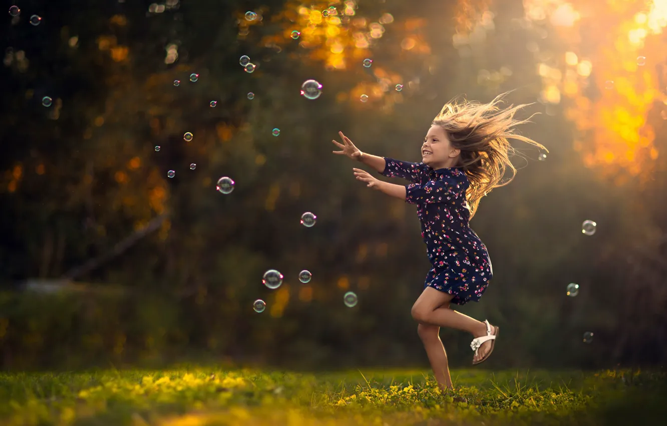 Фото обои радость, бег, мыльные пузыри, девочка