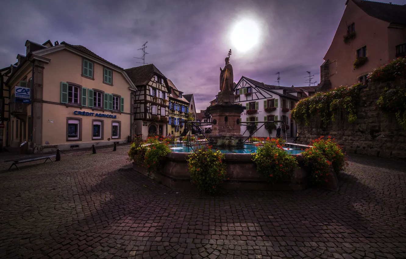Фото обои цветы, Франция, дома, площадь, фонтан, скульптура, Alsace, Eguisheim