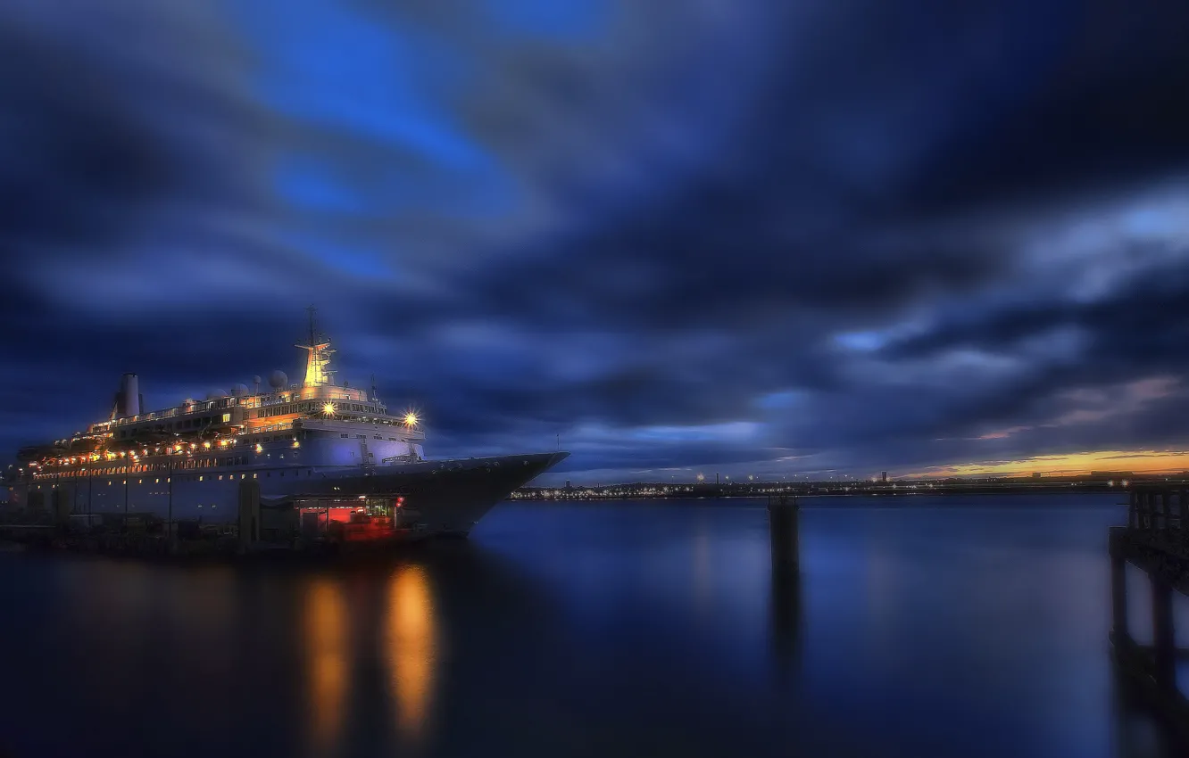 Фото обои закат, тучи, огни, корабль, сумерки, гавань