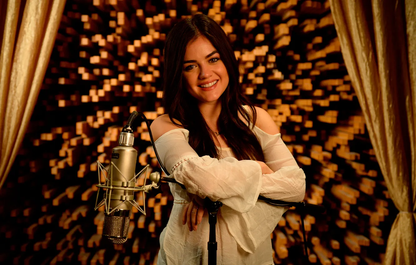 Фото обои актриса, микрофон, певица, Lucy Hale