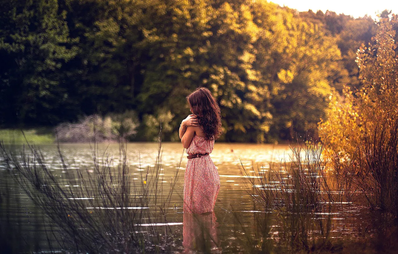 Фото обои осень, девушка, река, платье, в воде
