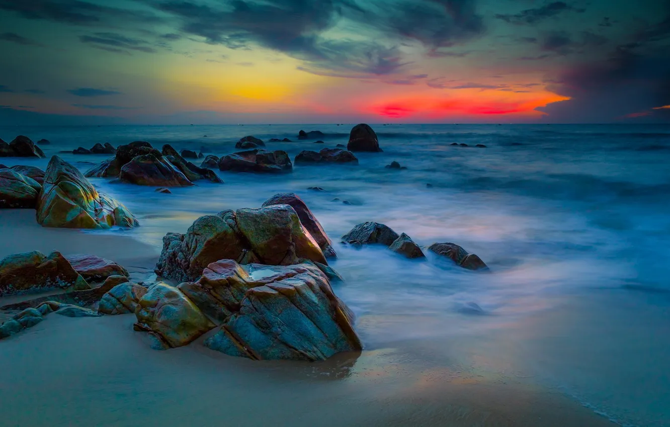 Фото обои море, камни, берег, горизонт, расвет