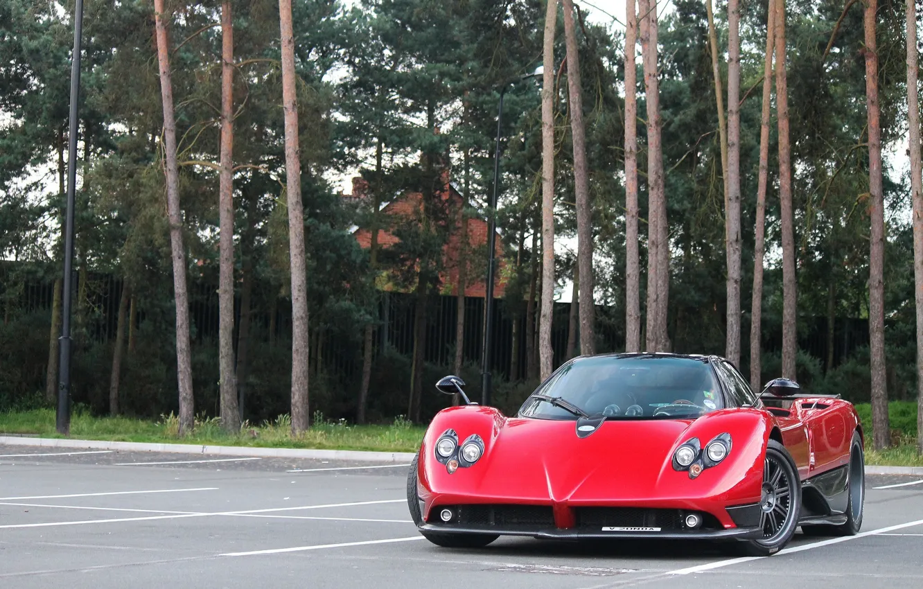 Pagani Zonda красная