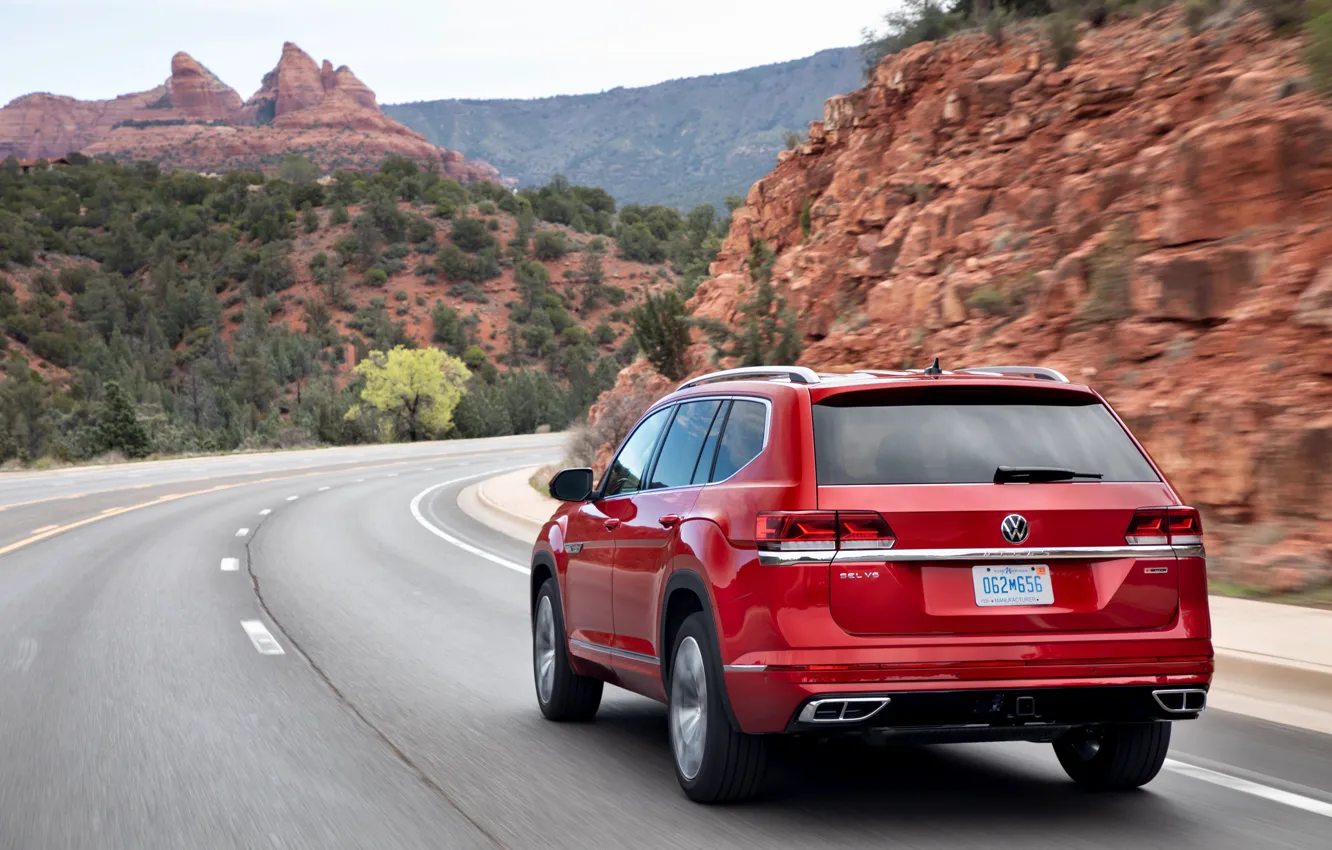 Фото обои красный, движение, Volkswagen, сзади, SUV, Atlas, 2020