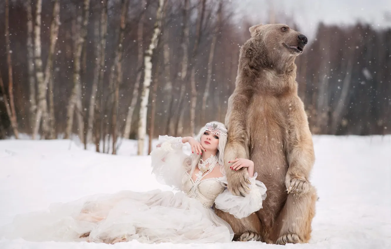Фото обои зима, лес, взгляд, девушка, снег, природа, поза, медведь
