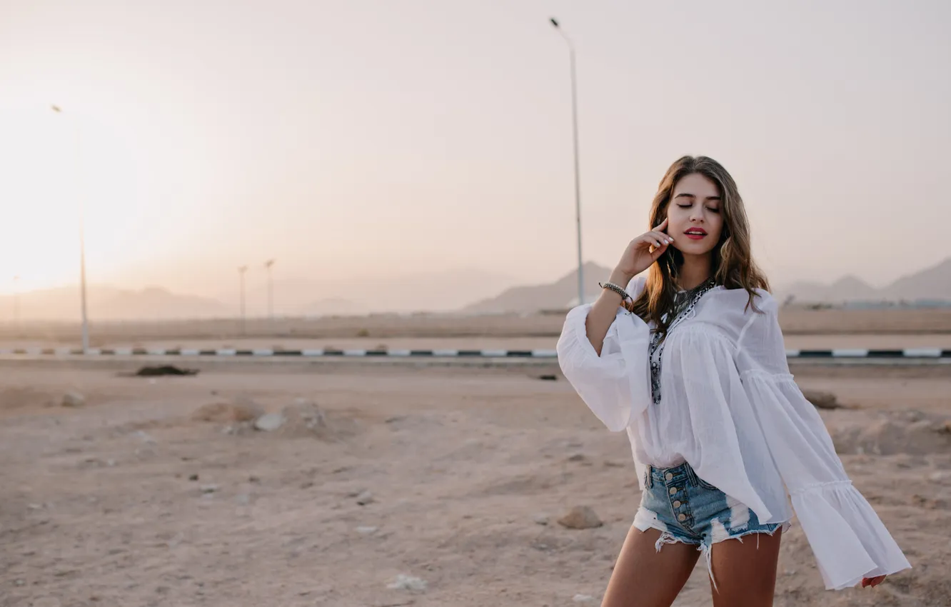 Фото обои woman, posing, adorable, long-haired, vintage blouse