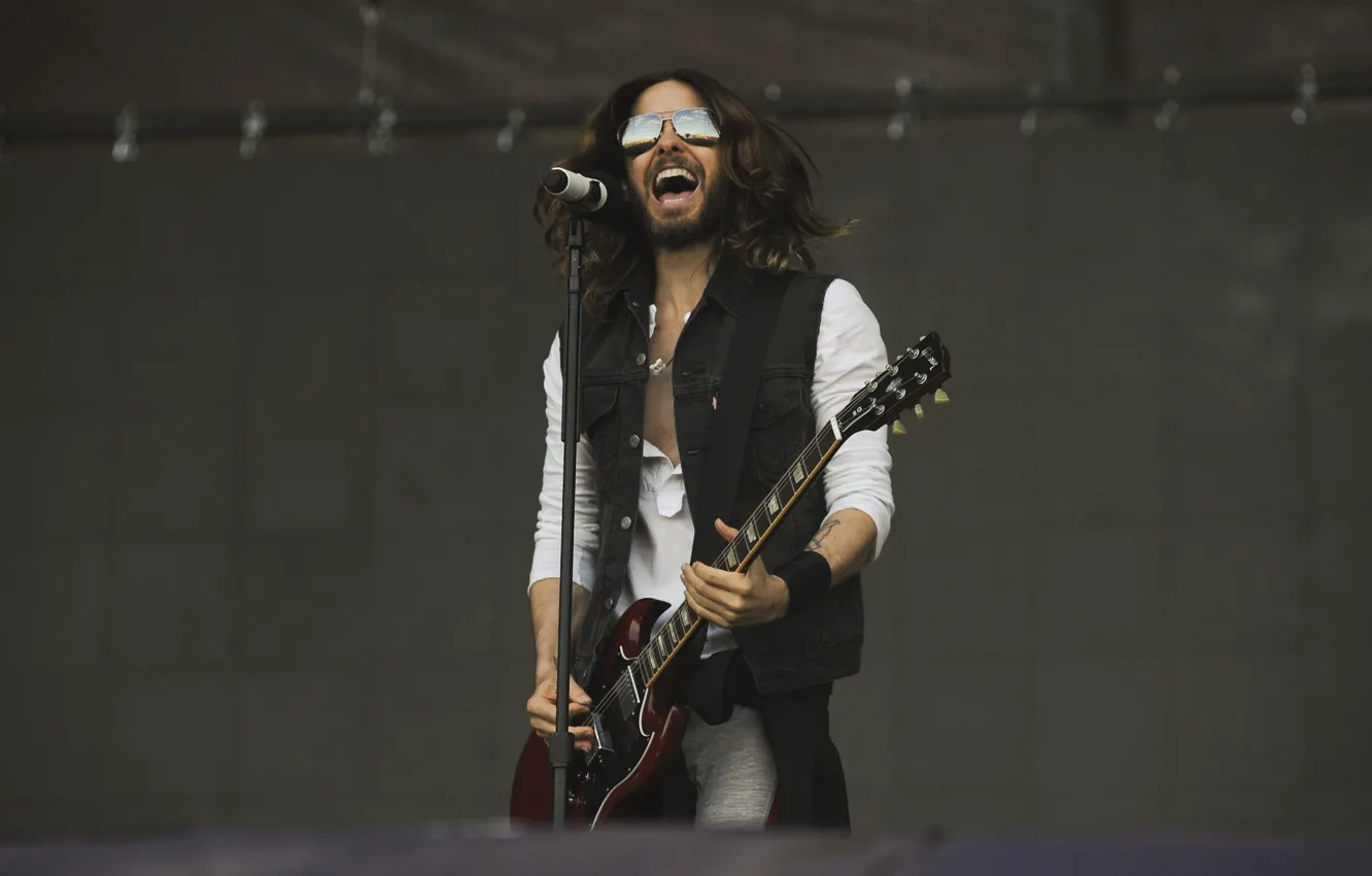 Фото обои сцена, гитара, очки, мужчина, микрофон, guitar, microphone, песня
