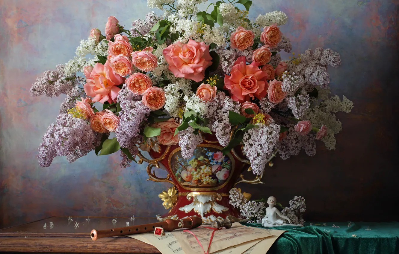 Фото обои цветы, стиль, ноты, розы, букет, ваза, статуэтка, натюрморт