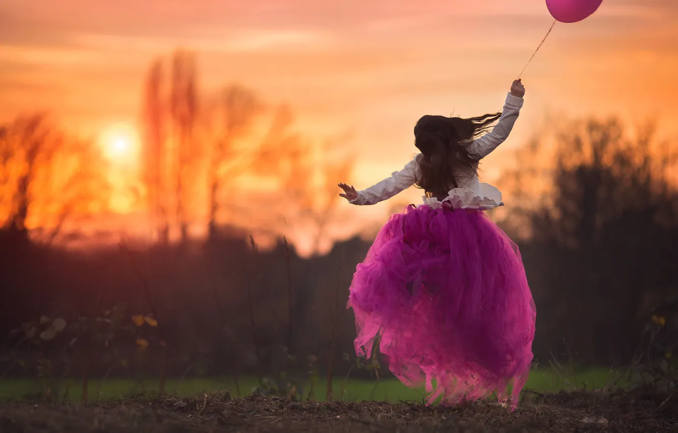 Фото обои прыжок, шарик, платье, девочка, Jump