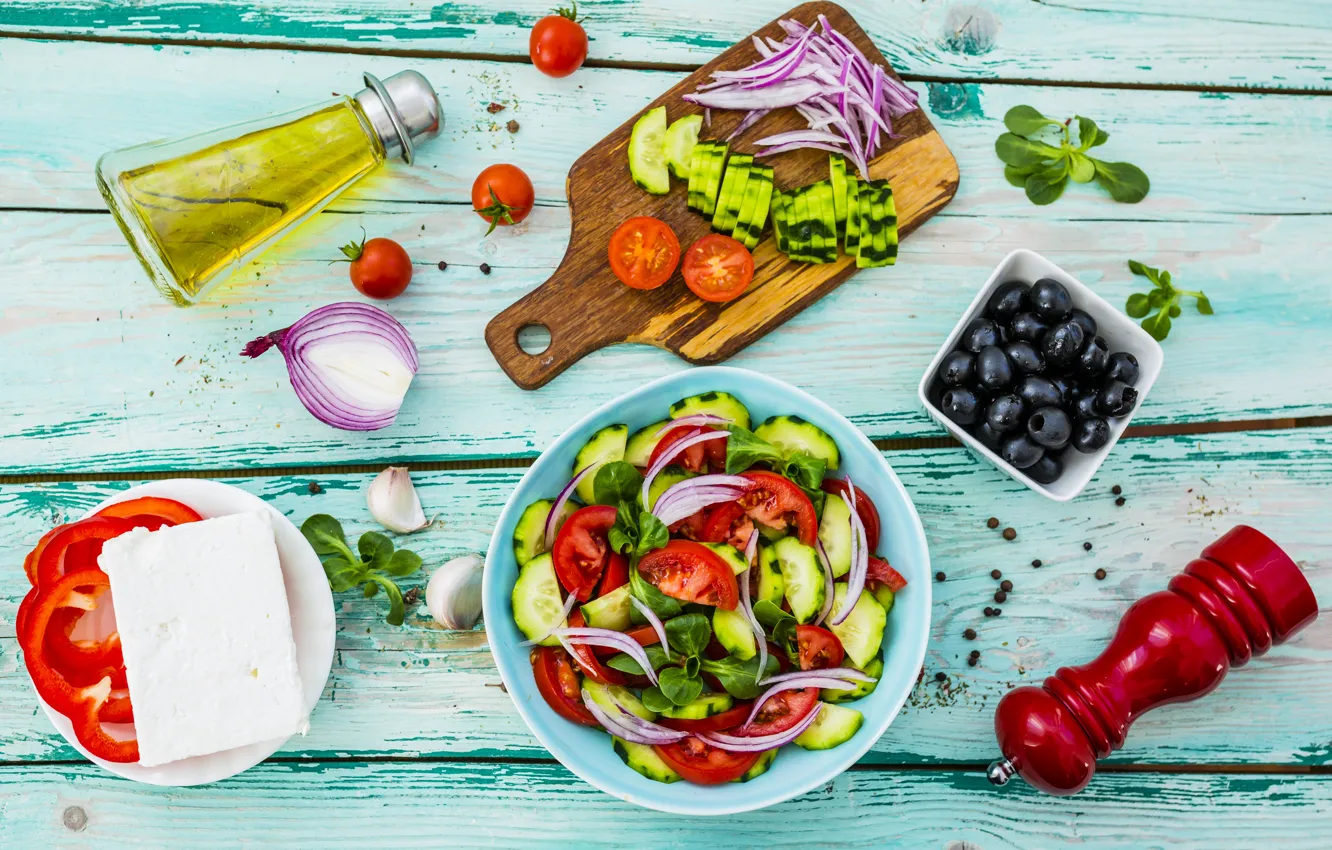 Фото обои еда, огурец, лук, помидоры, оливки, оливковое масло, перец болгарский, греческий салат