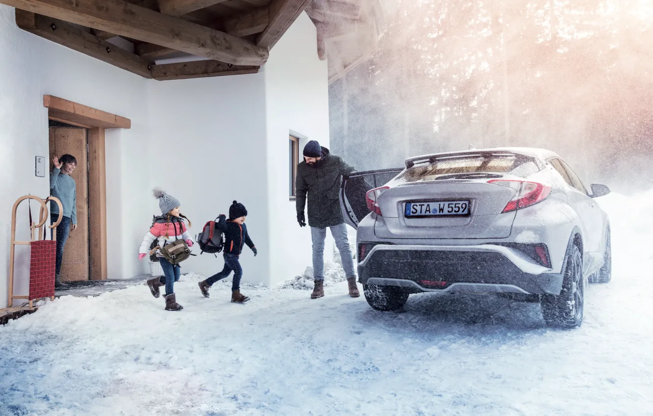 Фото обои Зима, Снег, Дом, Дети, Toyota, Внедорожник, SUV, Родители