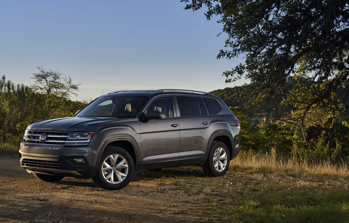 Фото обои небо, деревья, Volkswagen, Atlas, 2017, тёмно-серый