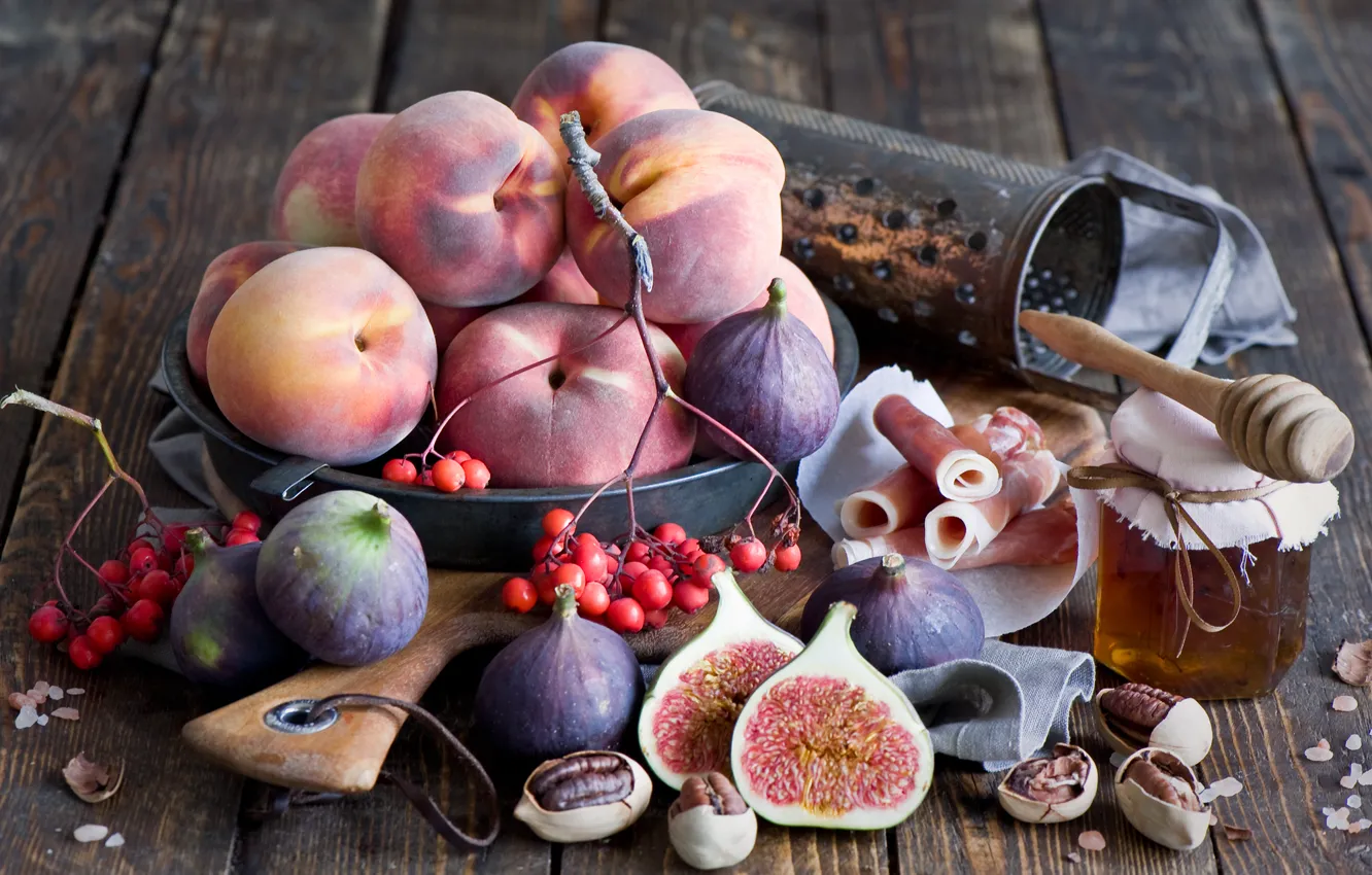 Фото обои ягоды, орехи, натюрморт, мёд, персики, инжир, тёрка, фиги