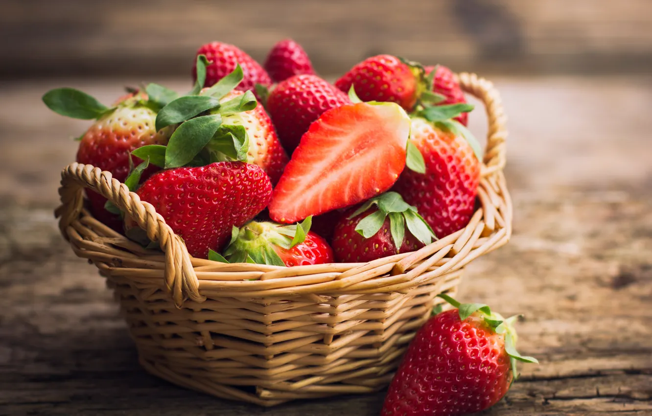 Фото обои ягоды, клубника, red, корзинка, красная, fresh, wood, спелая