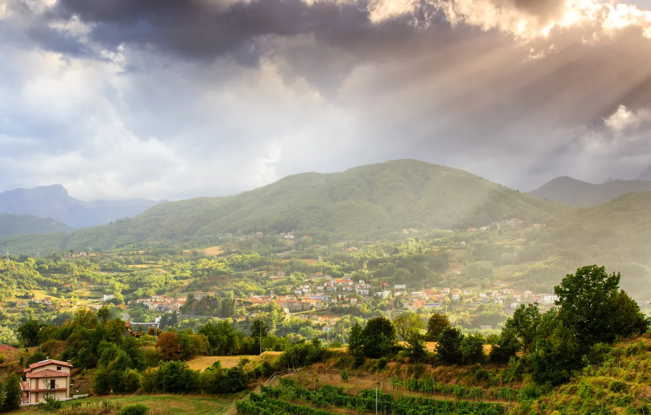 Фото обои зелень, небо, облака, деревья, горы, дома, долина, Италия