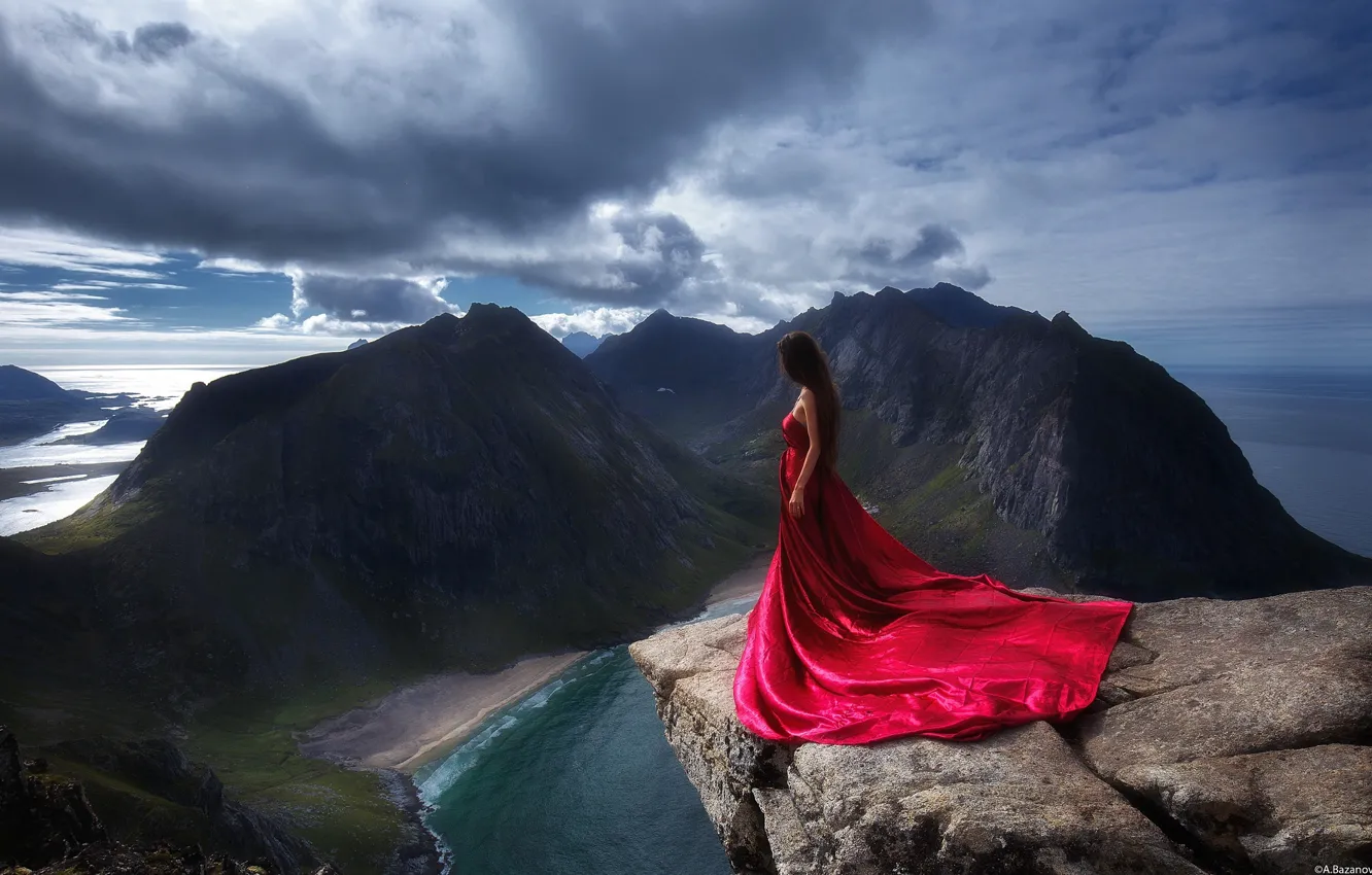 Фото обои девушка, горы, скалы, платье, в красном, на краю