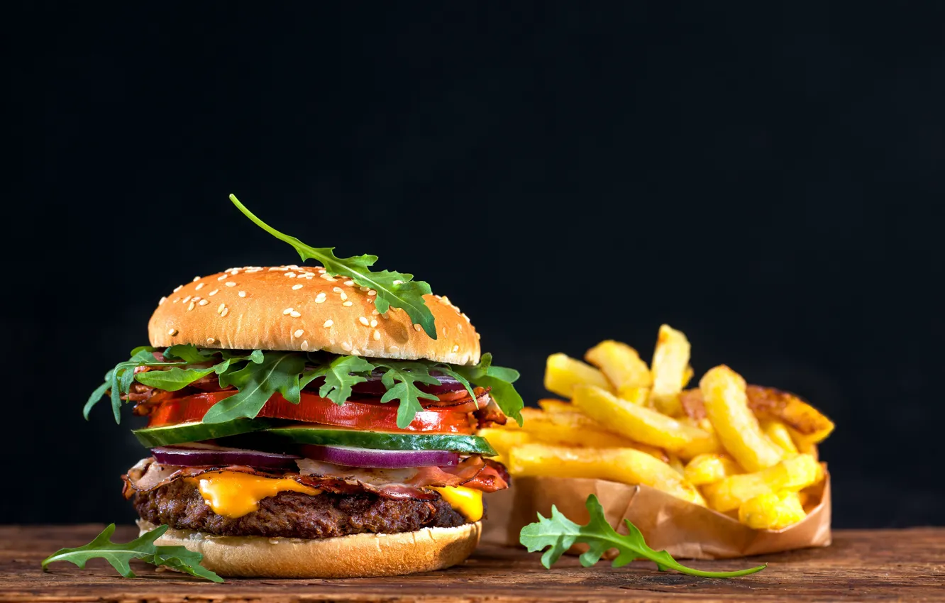 Фото обои черный фон, бутерброд, гамбургер, боке, фастфуд, картофель фри