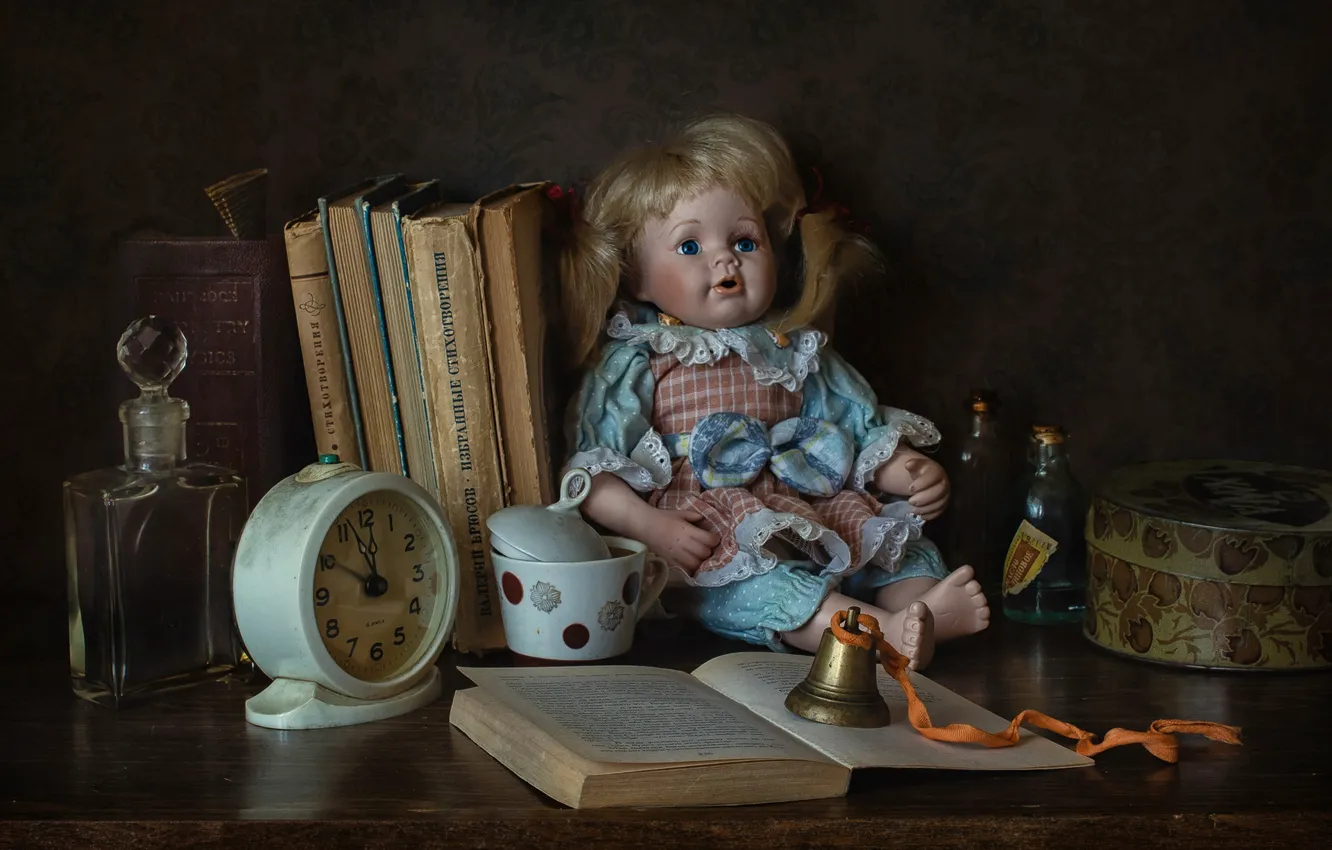 Фото обои пузырьки, стиль, часы, книги, кукла, будильник, флакон, колокольчик