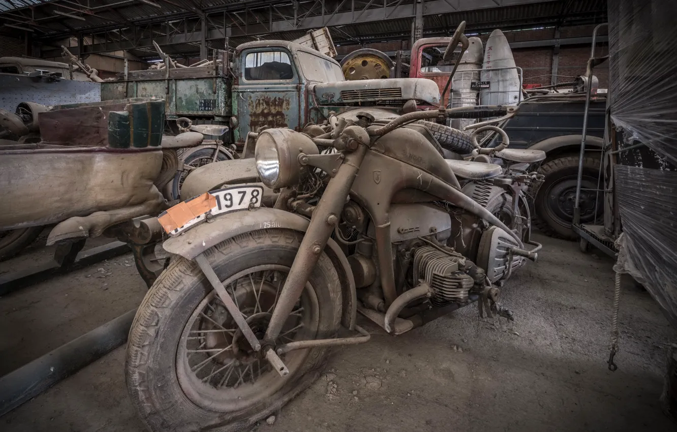 Фото обои гараж, мотоцикл, лом
