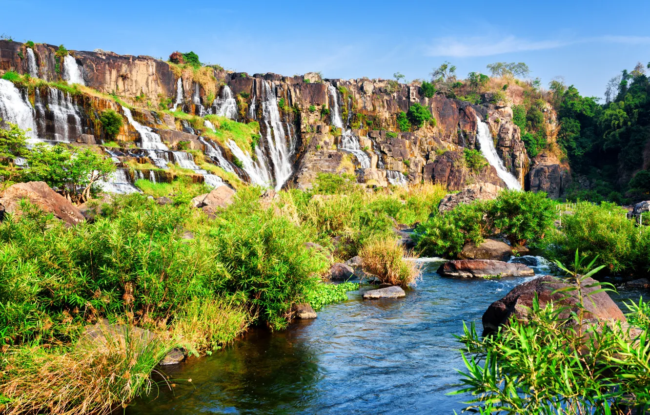 Фото обои зелень, солнце, камни, скалы, водопад, Вьетнам, кусты