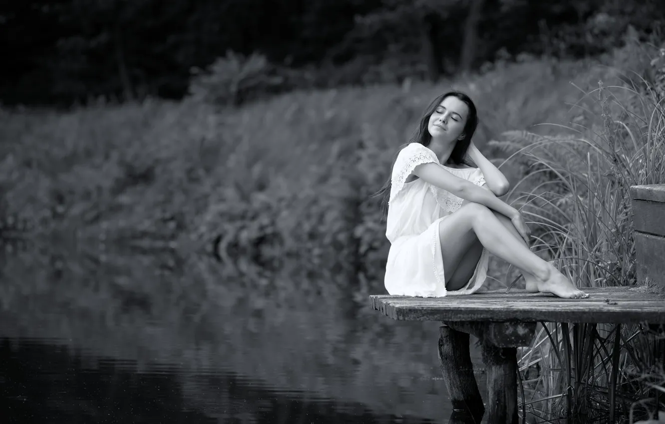 Фото обои вода, девушка, улыбка, ч/б, ножки, мостик, Lviv, Irene