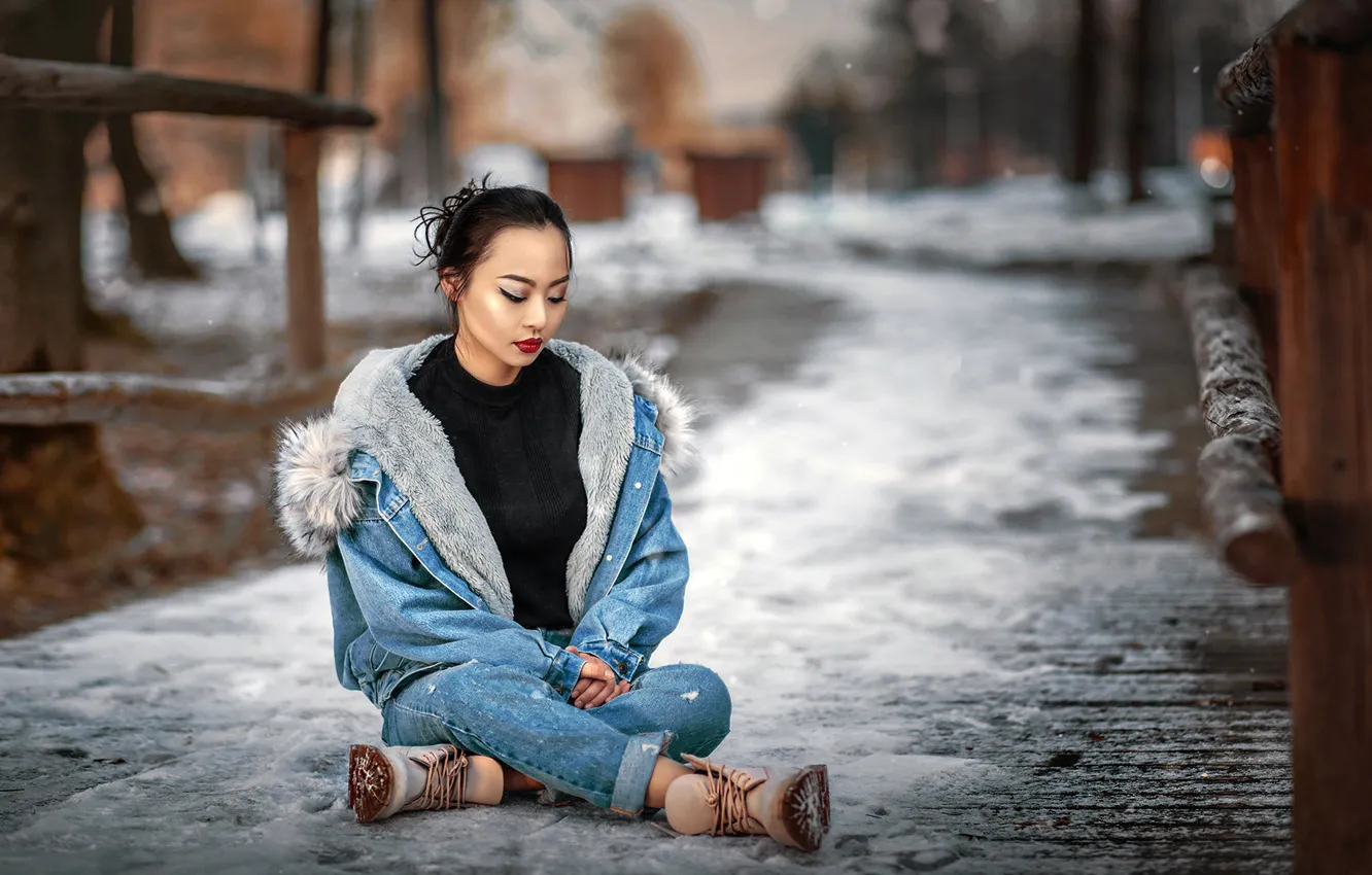 Фото обои снег, мост, поза, модель, портрет, джинсы, макияж, ботинки