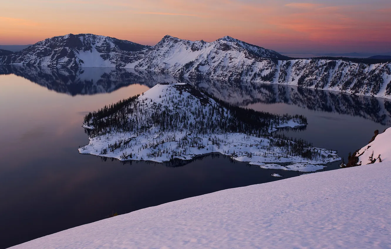 Фото обои зима, снег, деревья, закат, озеро, остров, кратер