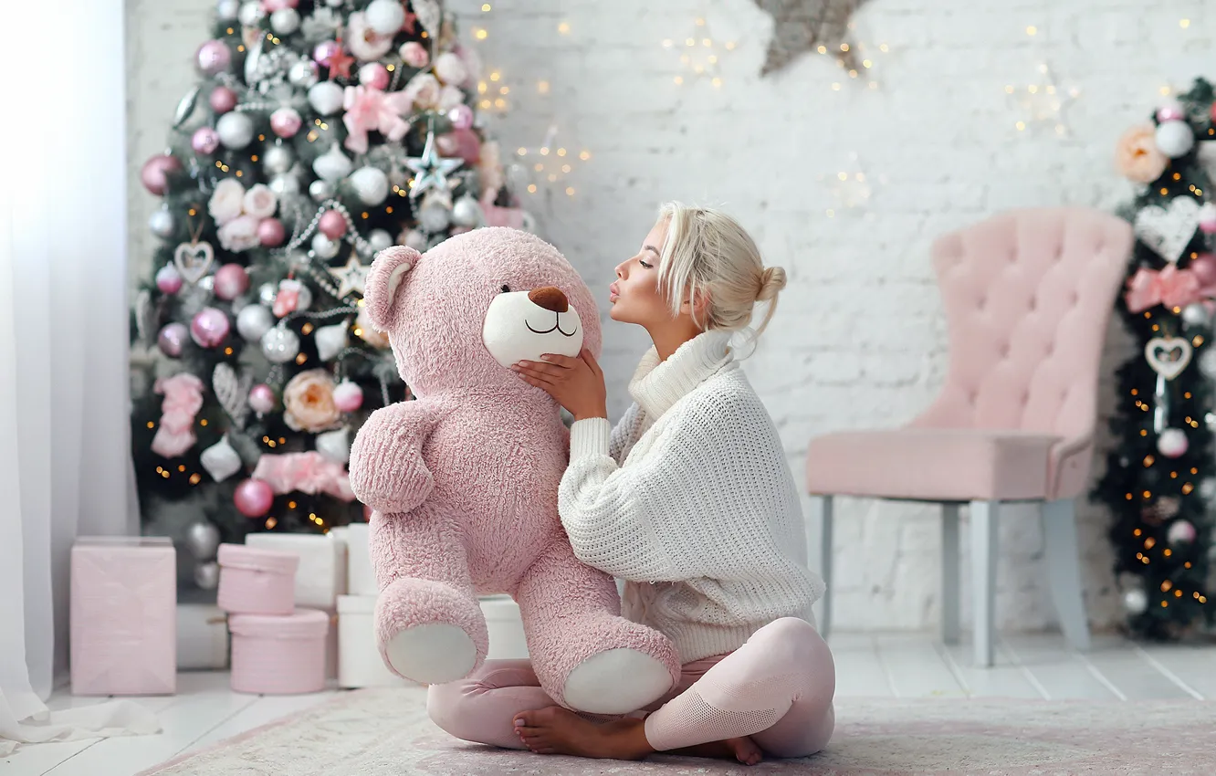 Фото обои девушка, настроение, поцелуй, медведь, Новый год, ёлка, свитер, плюшевый мишка