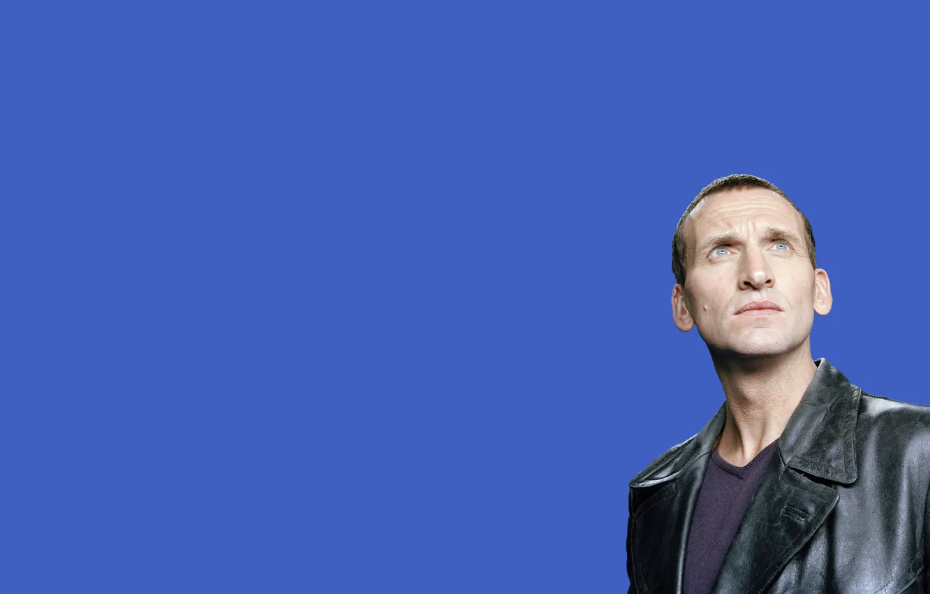 Фото обои актер, мужчина, Doctor Who, синий фон, Доктор Кто, кожаная куртка, кожанка, Christopher Eccleston