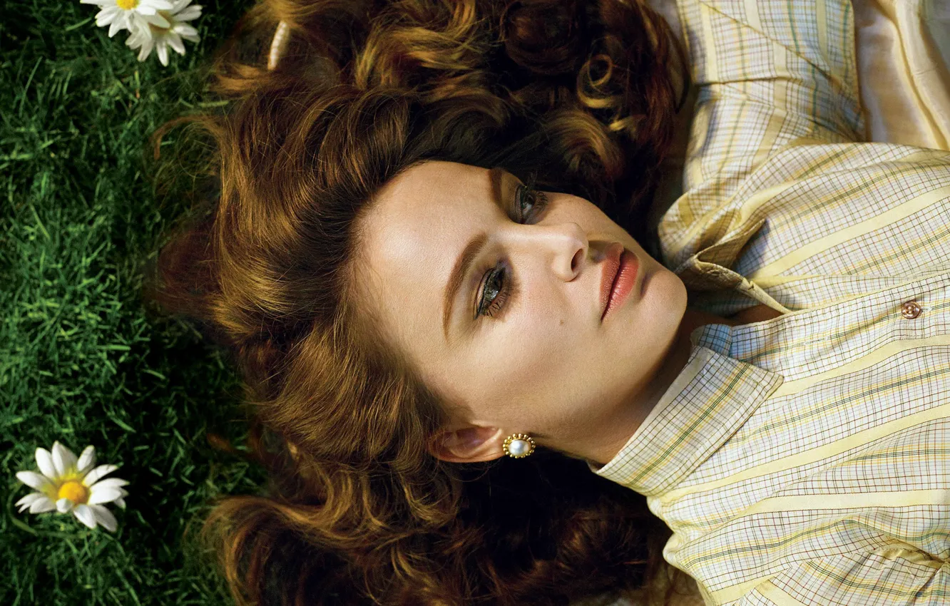 Фото обои цветы, макияж, актриса, прическа, лежит, Natalie Portman, Натали Портман, шатенка