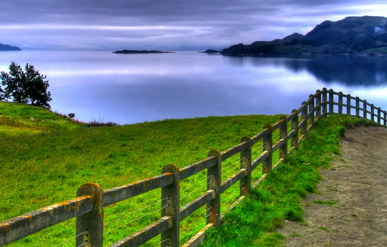 Фото обои море, трава, фото, берег, забор, горизонт
