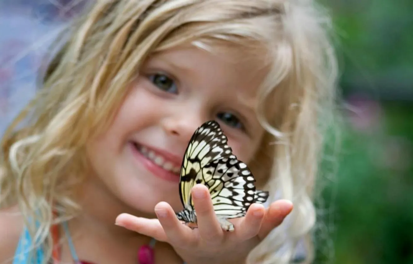 Фото обои насекомые, дети, фон, обои, бабочка, настроения, ребенок, блондинка