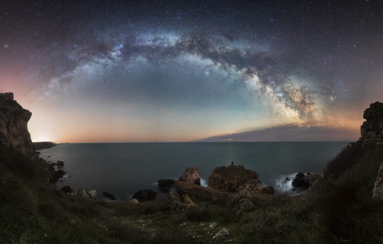 Фото обои море, небо, пейзаж, ночь, природа, скалы, звёзды, млечный путь