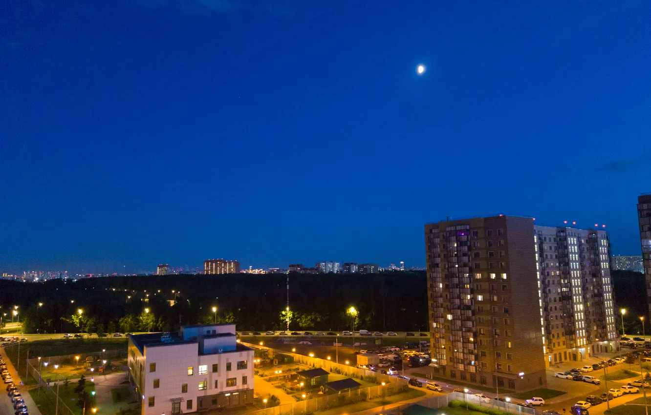 Фото обои небо, ночь, город, луна, здания, дома, освещение, фонари