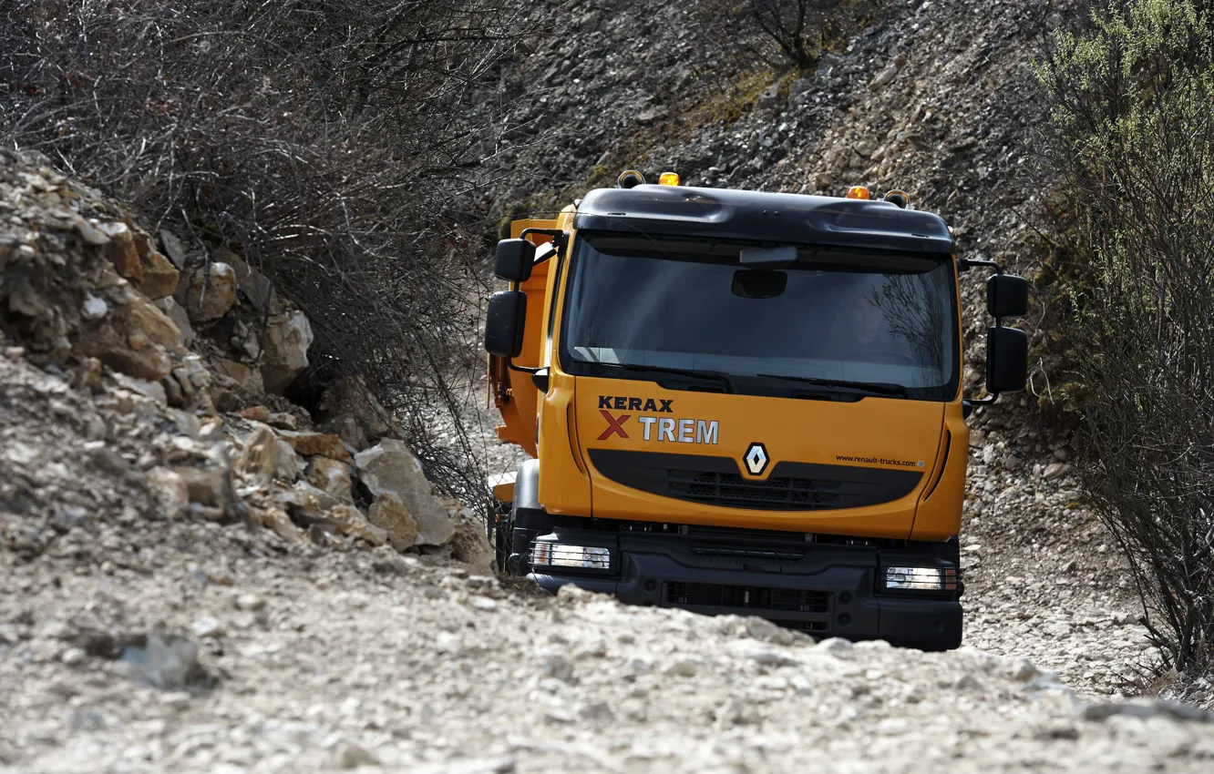 Фото обои оранжевый, камни, грузовик, Renault, грунт, самосвал, 8x4, четырёхосный