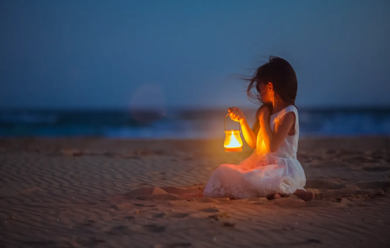 Фото обои песок, море, берег, встреча, лампа, ребенок, Девочка, girl