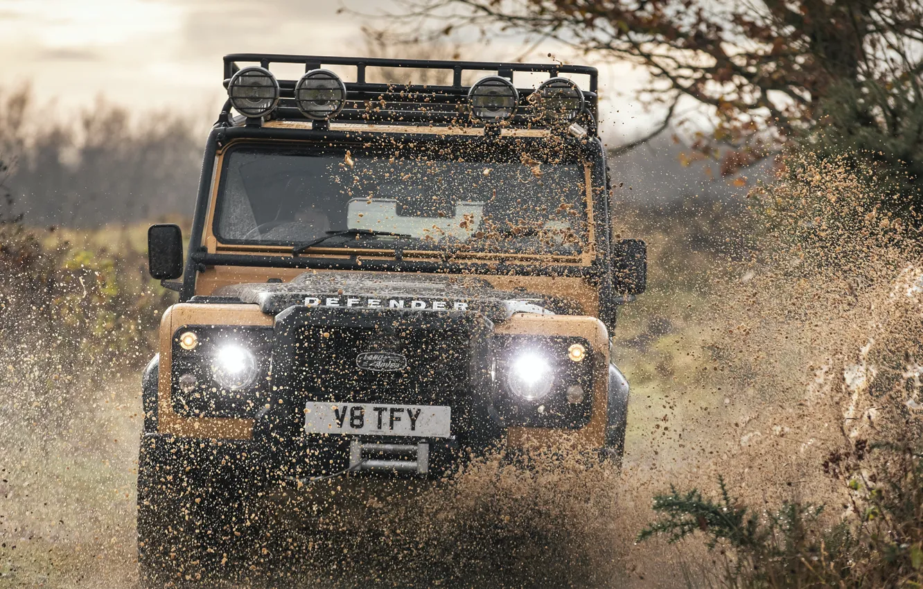 Фото обои Грязь, Land Rover, Жёлтый, Внедорожник, Defender, Ленд Ровер, 2021, 405 л.с.