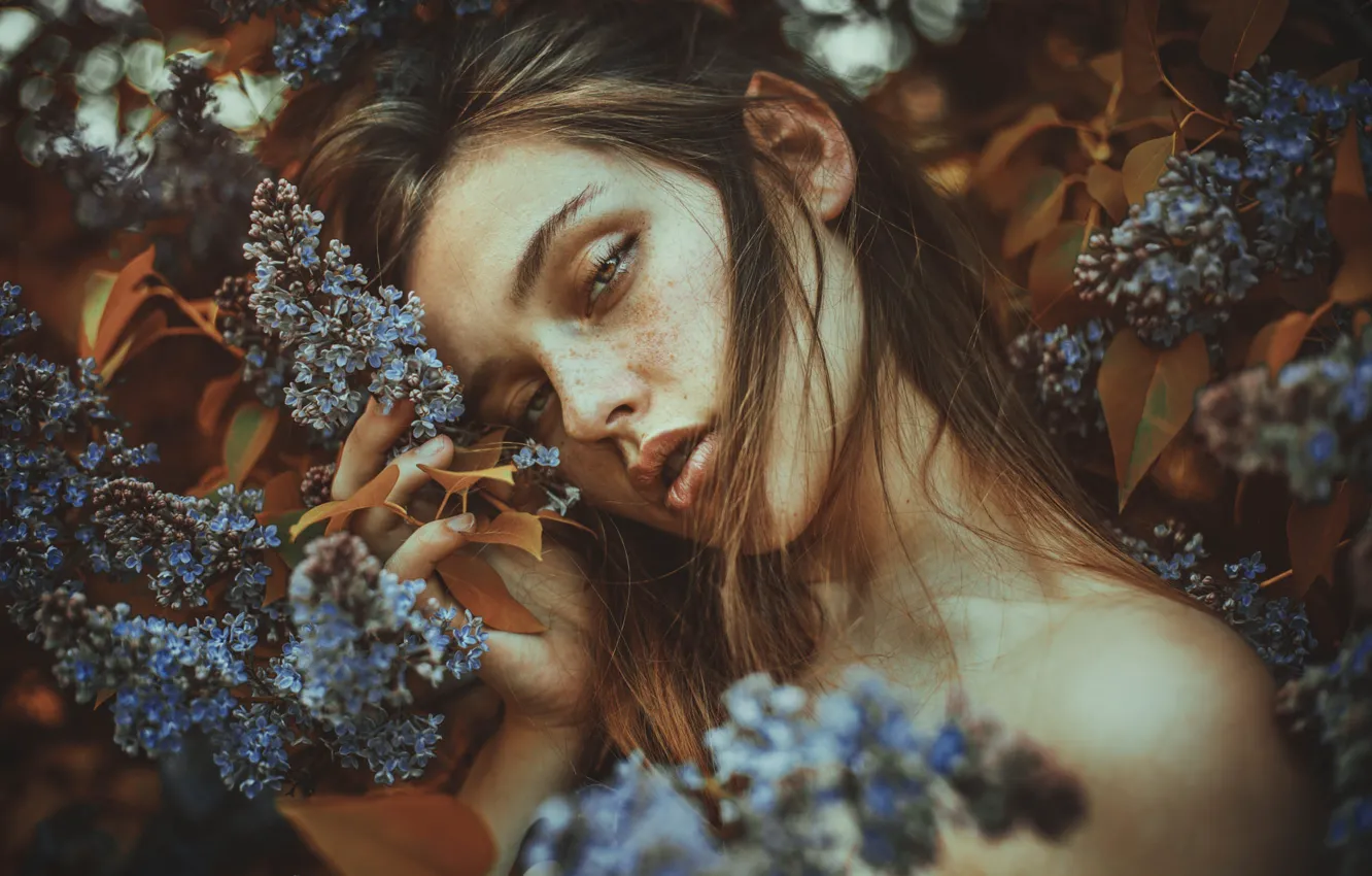 Фото обои взгляд, девушка, цветы, настроение, портрет, весна, сад, плечи