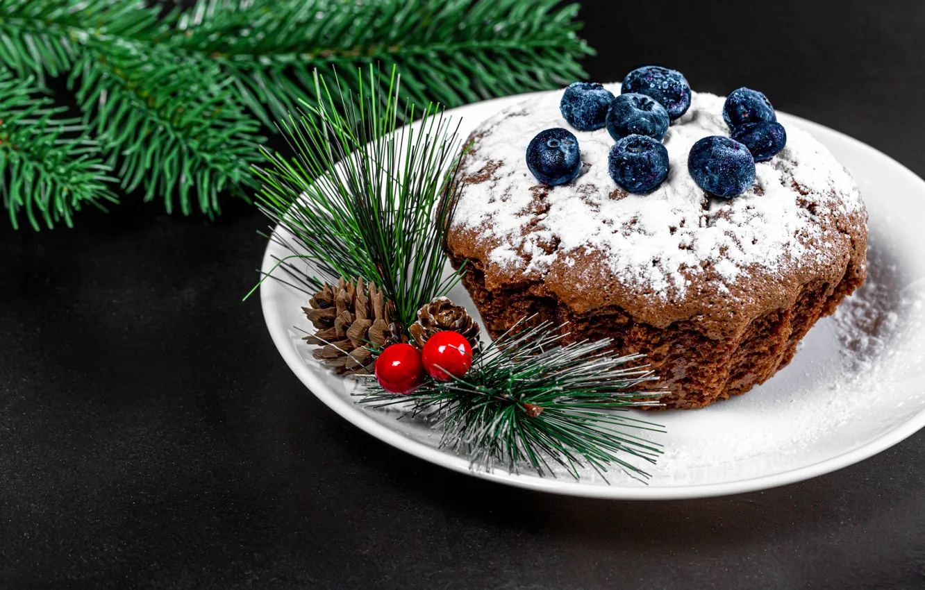Фото обои ягоды, тарелка, Рождество, Новый год, шишки, кекс, веточки, сахарная пудра