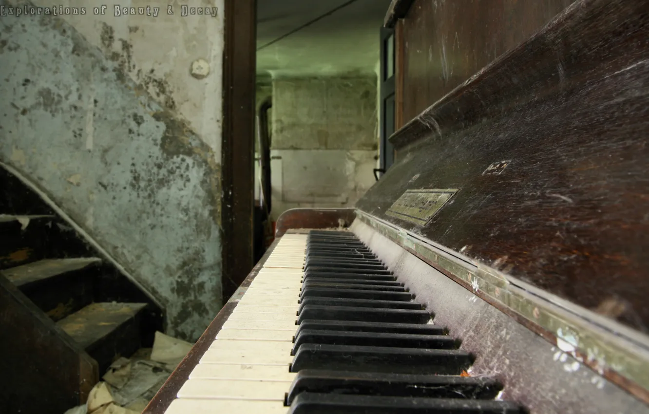 Фото обои старина, пыль, дверь, клавиши, лестница, пианино, открыта, антиквариат