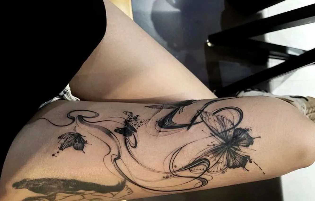 Фото обои девушка, стройные ножки, татуировка на ногах