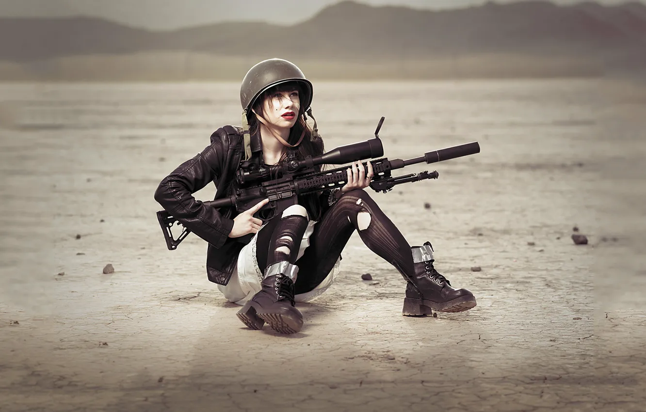 Фото обои поле, девушка, оружие, чулки, брюнетка, снайпер, прицел, каска