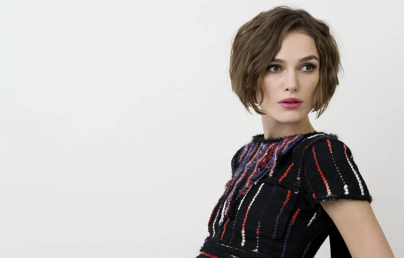 Фото обои взгляд, поза, модель, актриса, Кира Найтли, Keira Knightley, с короткой стрижкой