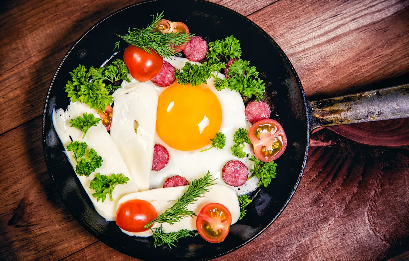 Фото обои зелень, яйцо, яичница, помидоры, колбаса