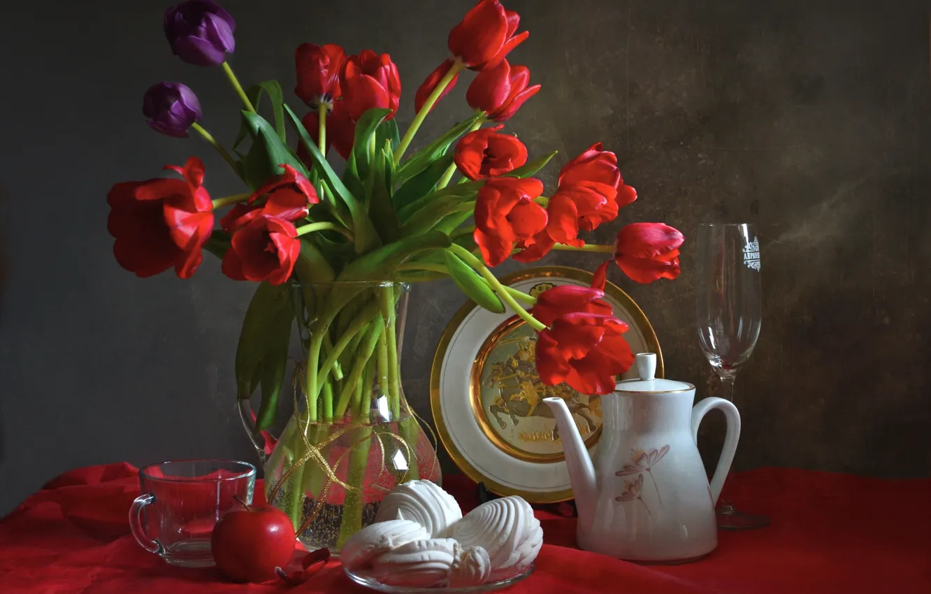 Фото обои бокал, яблоко, тарелка, чашка, тюльпаны, посуда, натюрморт, зефир