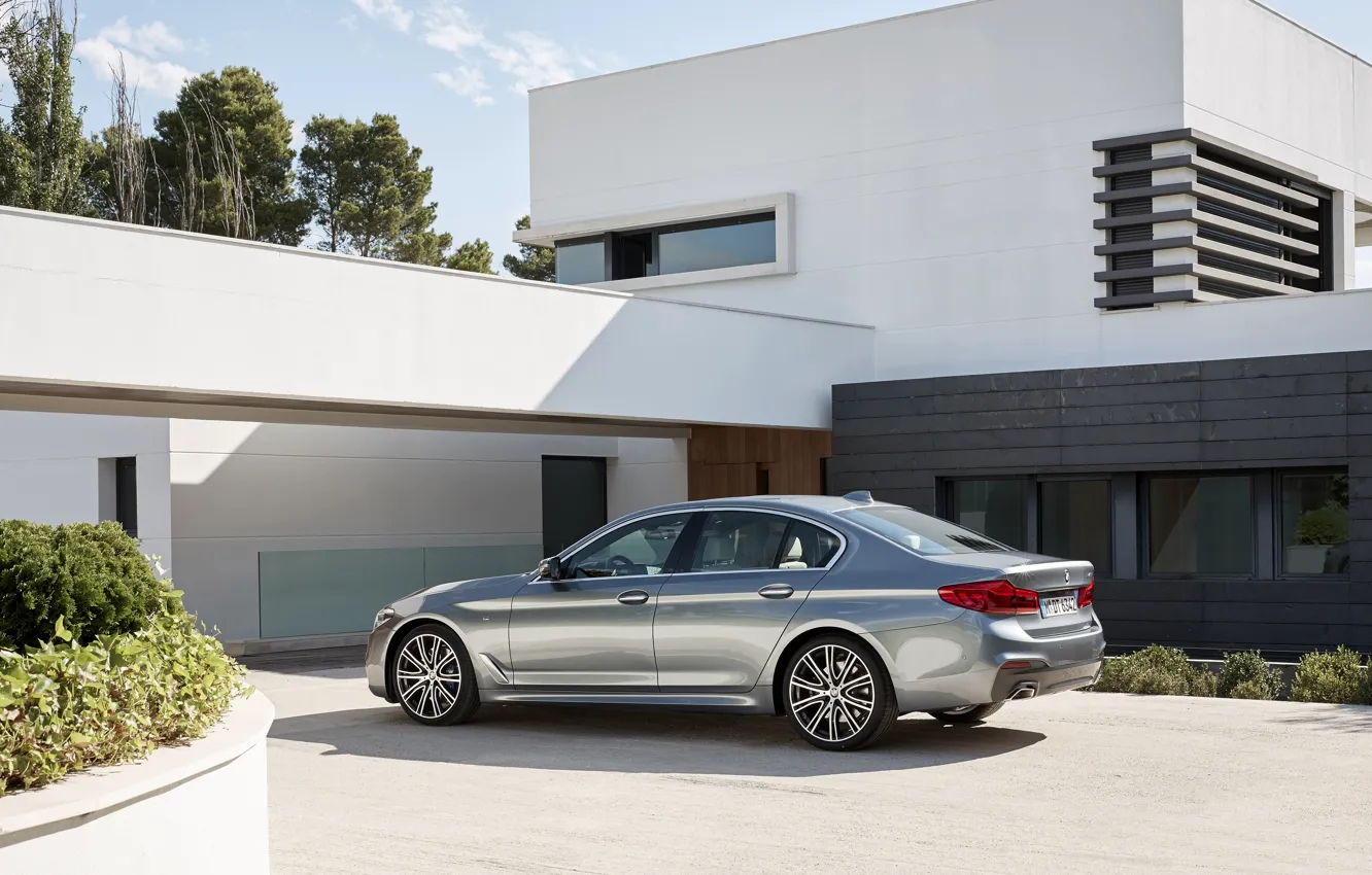 Фото обои небо, дом, серый, растительность, BMW, стоянка, сзади, седан