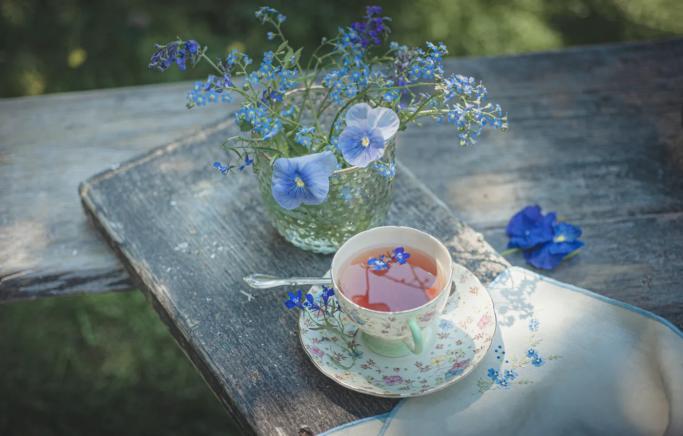 Фото обои свет, цветы, стакан, чай, доски, полотенце, сад, голубые
